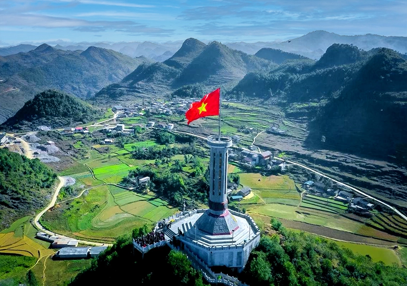 Lung Cu Flag Pole