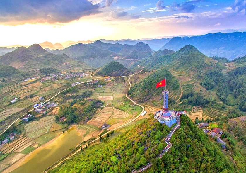 Lung Cu Flag Pole